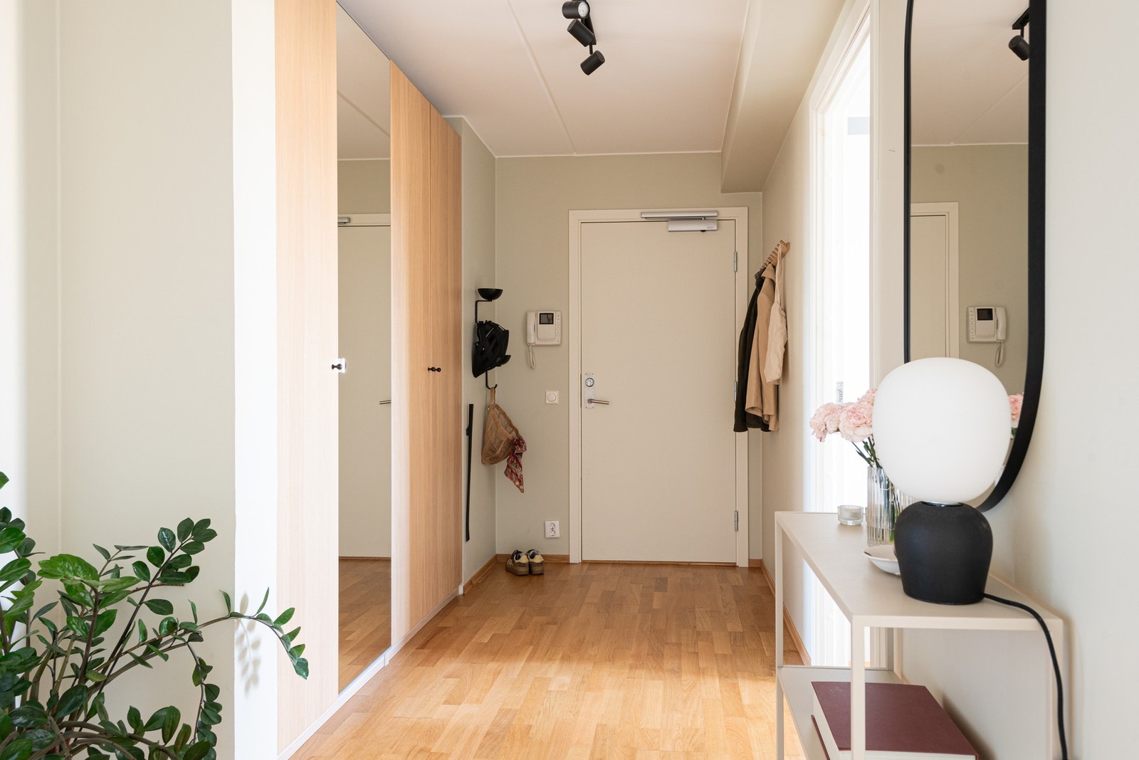 Entréen er romslig og er utstyrt med stort garderobeskap for oppbevaring av yttertøy og sko. Galleribilde