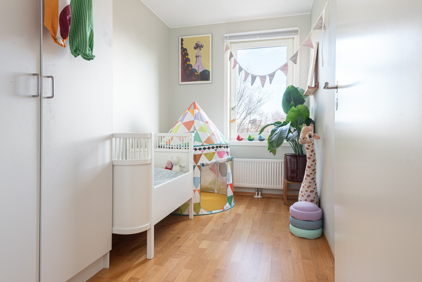 Også her får du rikelig med lagringsplass i garderobeskap. Galleribilde