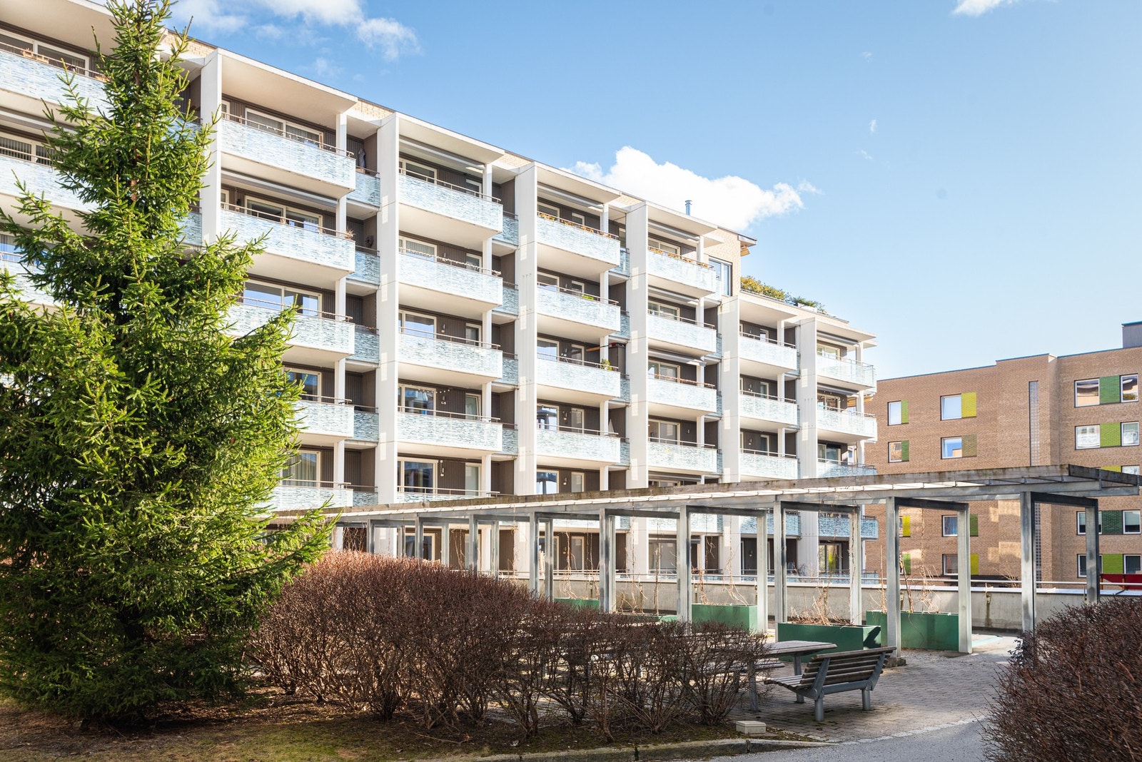 Gårdsrommet og omgivelsene er fantastiske med frodig beplanting og sittegrupper. Galleribilde