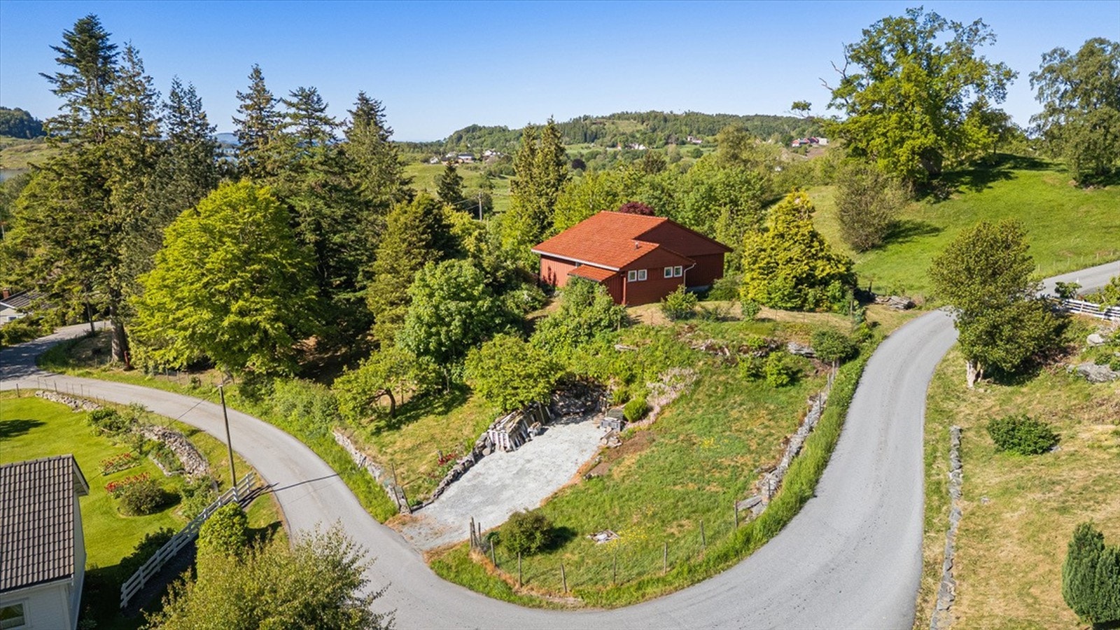 Boligen ligger fint til i terrenget med enkel adkomst. Galleribilde