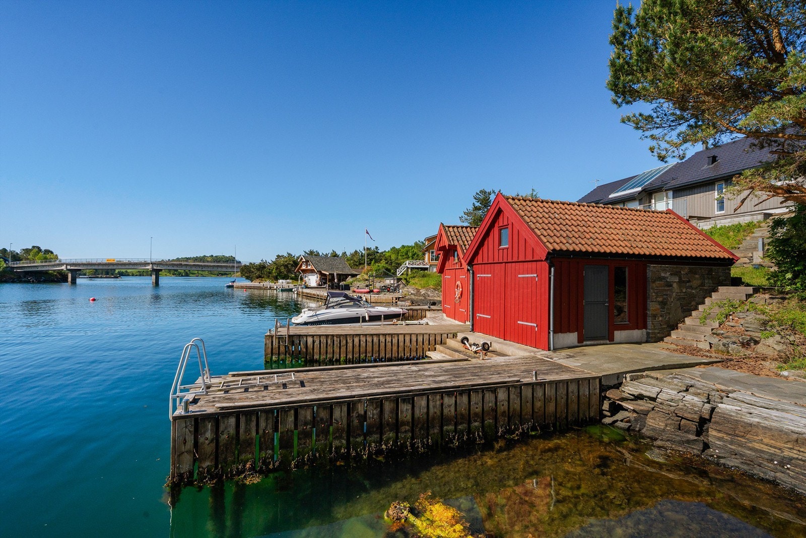 Til eiendommen hører det med naust og egen kai på eget bruksnummer, perfekt for båtliv og sommerdager. Galleribilde