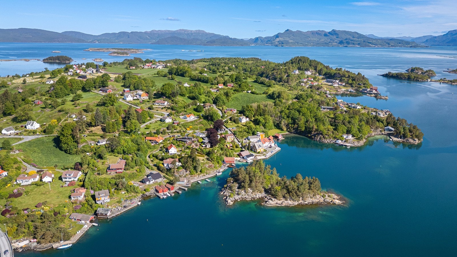 Området byr på en flott skjærgård med holmer og sund. Galleribilde