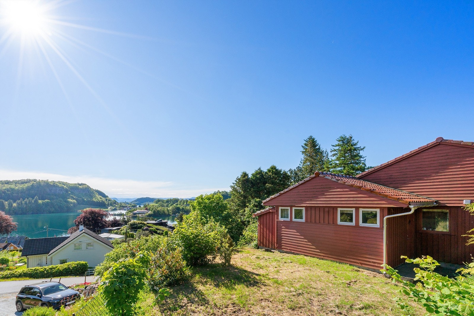 Eiendommen ligger høyt og fritt med utsikt Galleribilde