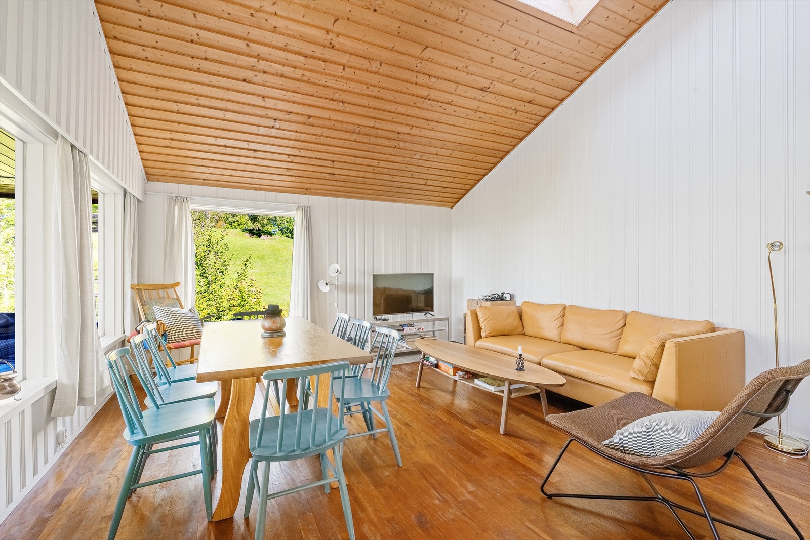 Stuen er romslig med store vindusflater som slipper inn rikelig med dagslys. Galleribilde