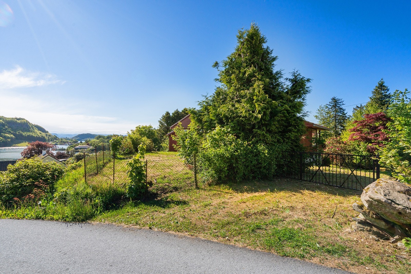 Eiendommen har en tilbaketrukket beliggenhet fra veien. Galleribilde