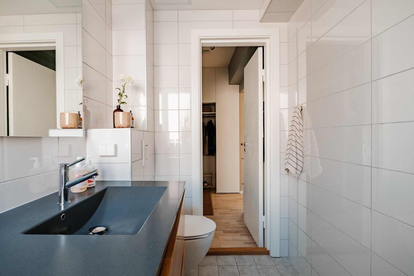 Vegghengt toalett med skjult sisterne Galleribilde