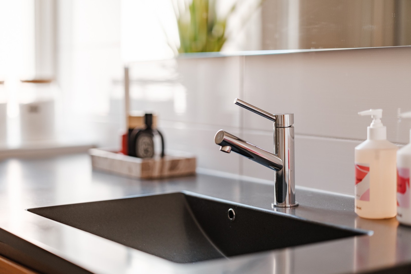 Badet har en flott baderomsinnredning med helstøpt servant med smart nisje for vaskemaskin under Galleribilde