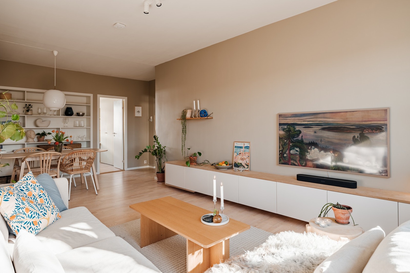 Stor stue med plassbygget skjenk som medfølger Galleribilde