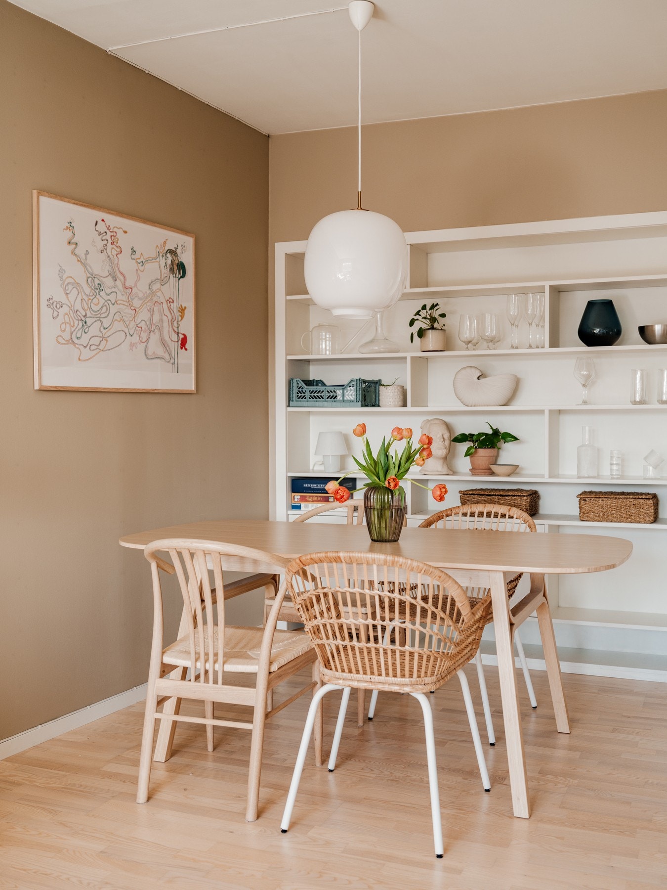 Lekker plassbygget hylle som er tilpasset stuen Galleribilde