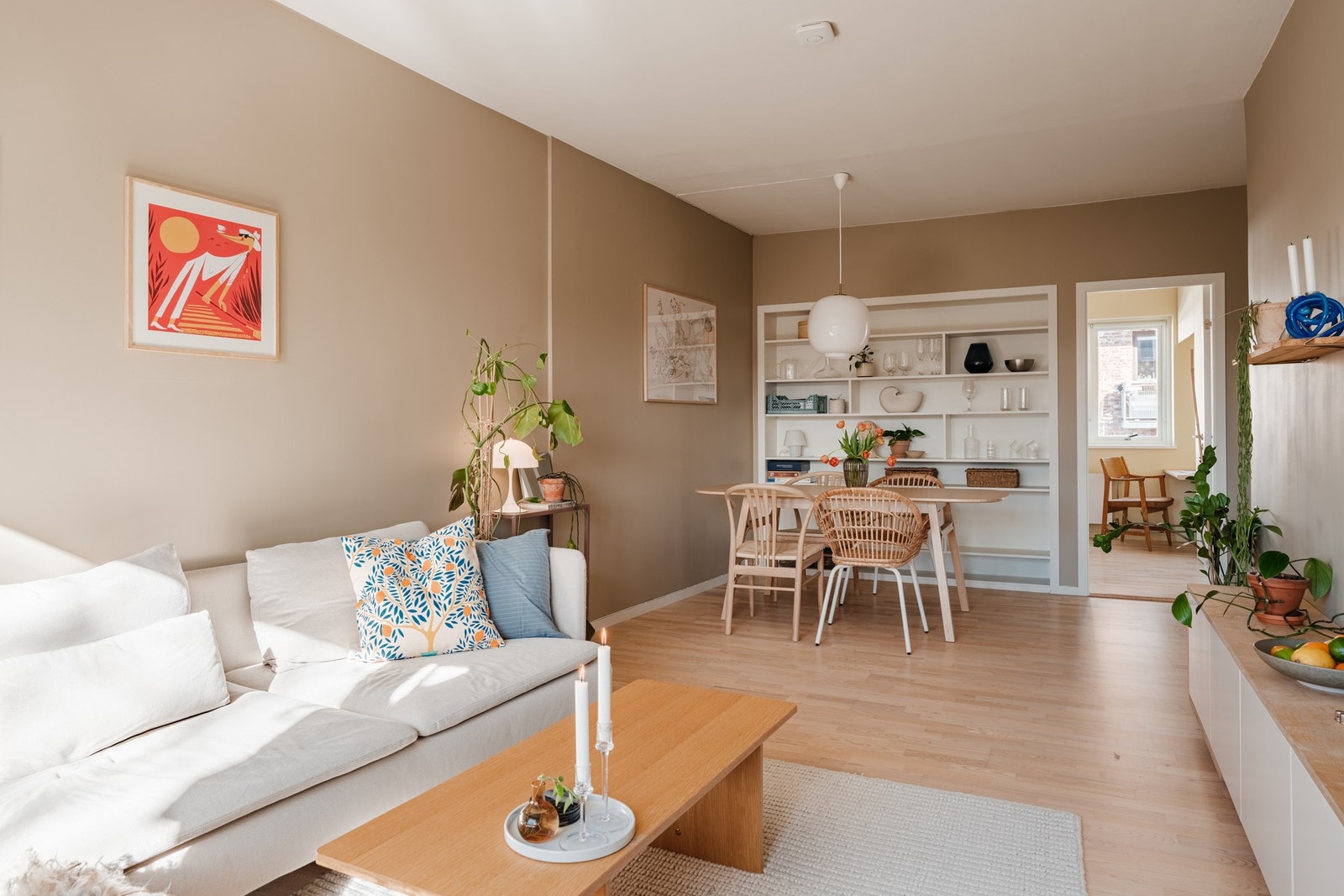 I stuen er det god plass til stor sofagruppe og spisebordsgruppe Galleribilde