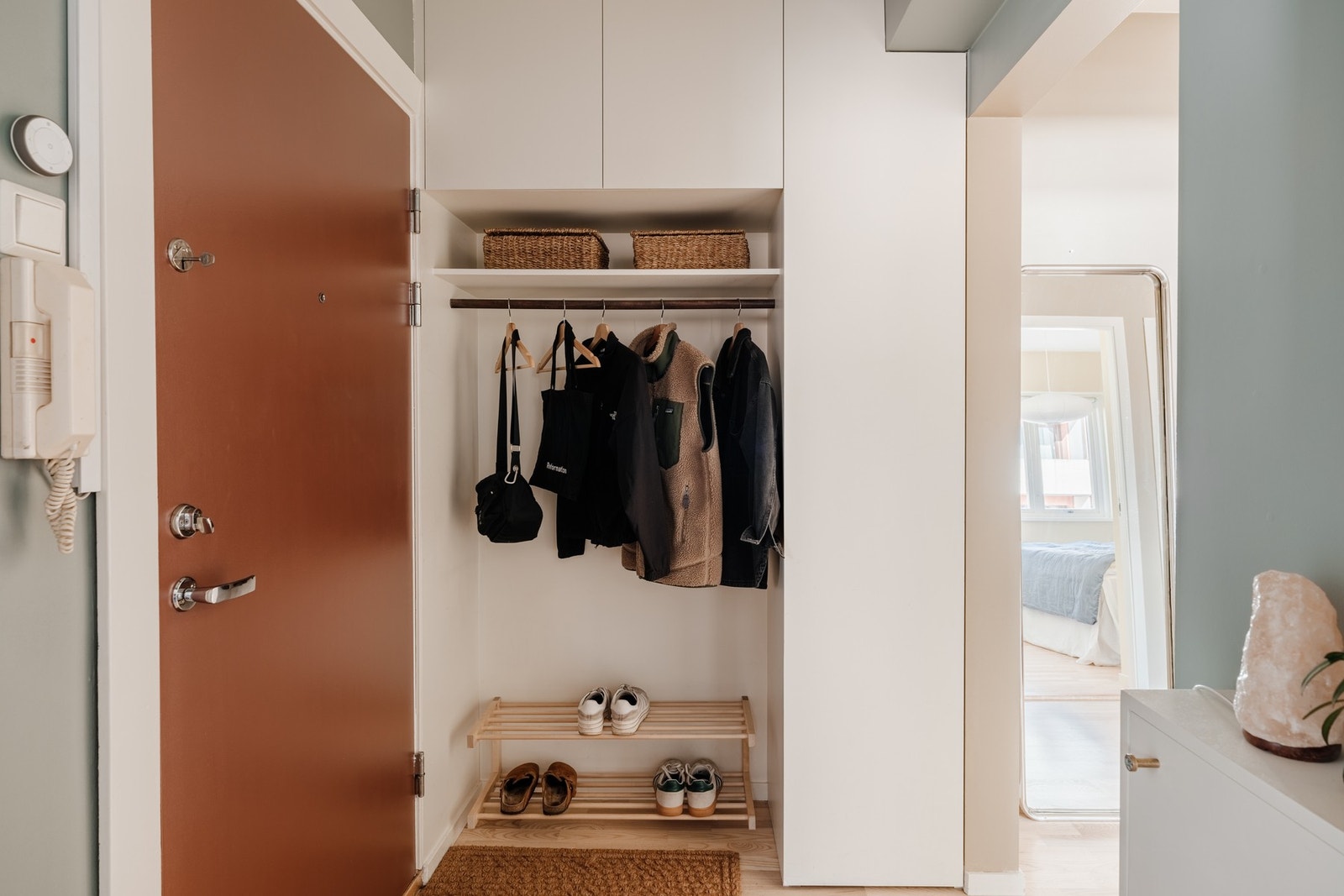 Svært praktisk og godt utnyttet entré med spesialtilpasset garderobeskap med gode oppbevaringsmuligheter. Nymalt entrédør. Callinganlegg Galleribilde