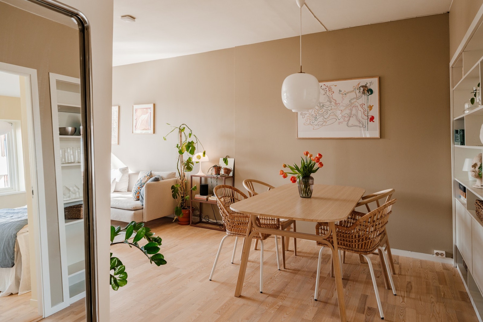 Her er det god plass til gjester - stuen er et naturlig samlingspunkt for hyggelige måltider og sosiale sammenkomster Galleribilde