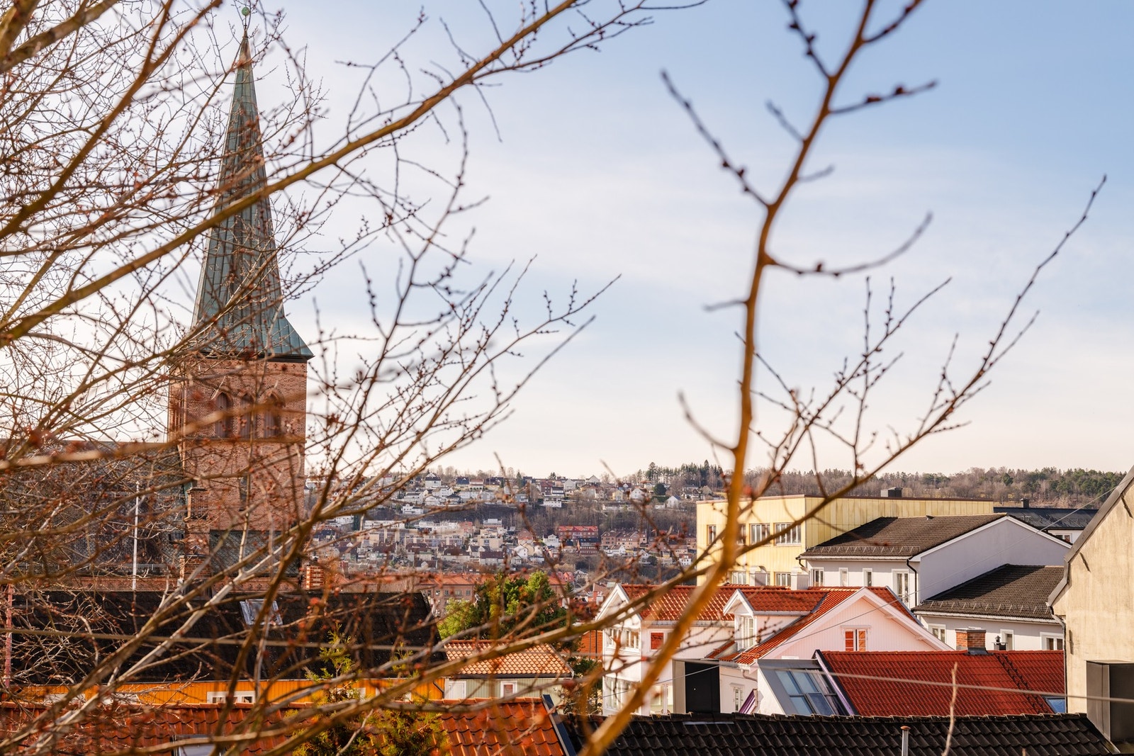Idyllisk utsikt fra stuevinduet. Utenfor vinduet er det en brannbalkong Galleribilde