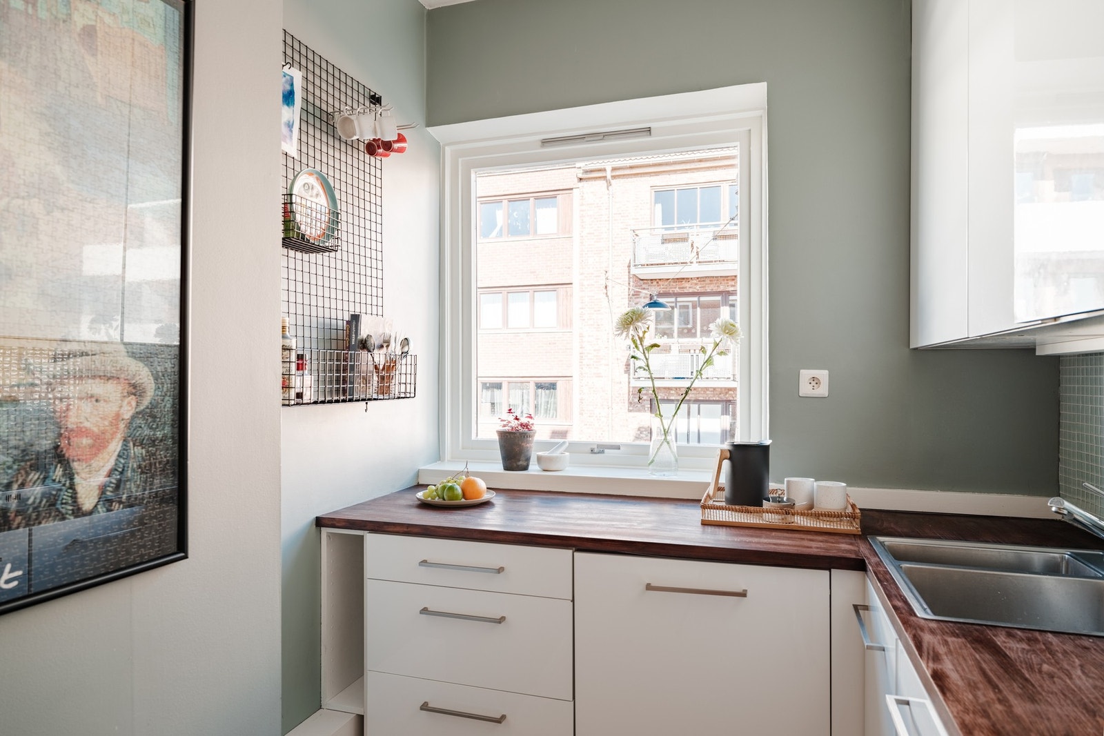 Gode arbeidsflater og oppbevaringsmuligheter. Flere av vinduene er nymalt i 2026 Galleribilde