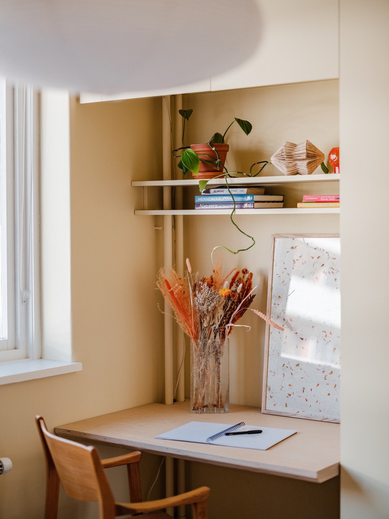 Koselig hjemmekontor på soverommet Galleribilde