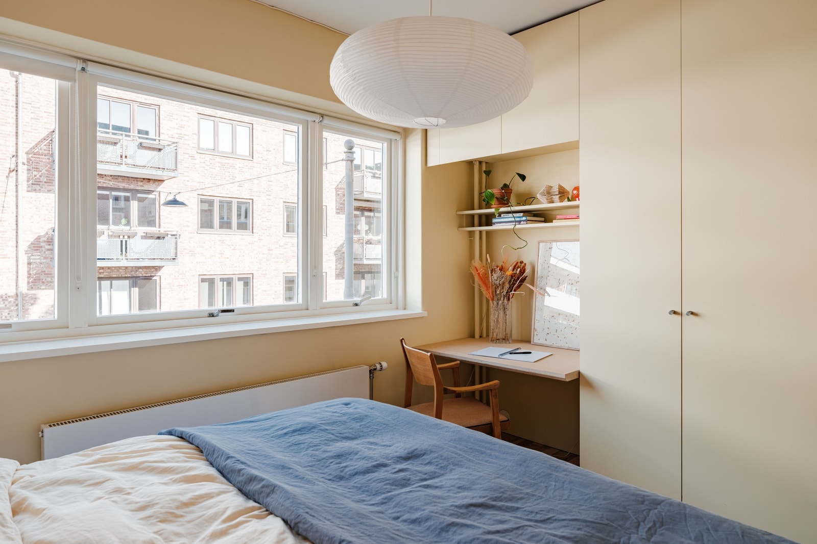 På soverommet er det også arkitekttegnede løsninger som gir god arealutnyttelse for oppbevaring og hjemmekontor Galleribilde