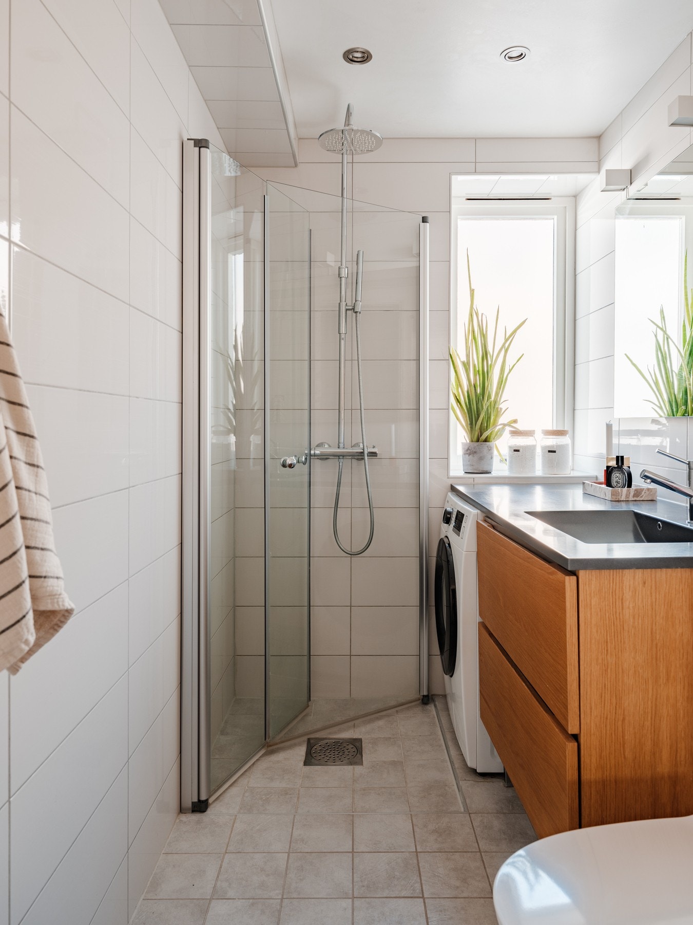 Innfellbare dusjvegger i glass som er plassbesparende Galleribilde