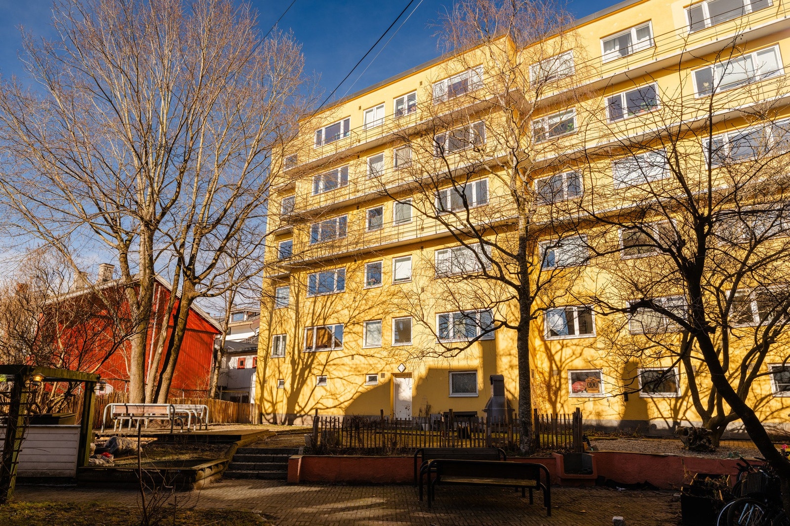 Fasade mot indre gårdsrom. Boligen ligger i 4. etasje fra bakgård Galleribilde