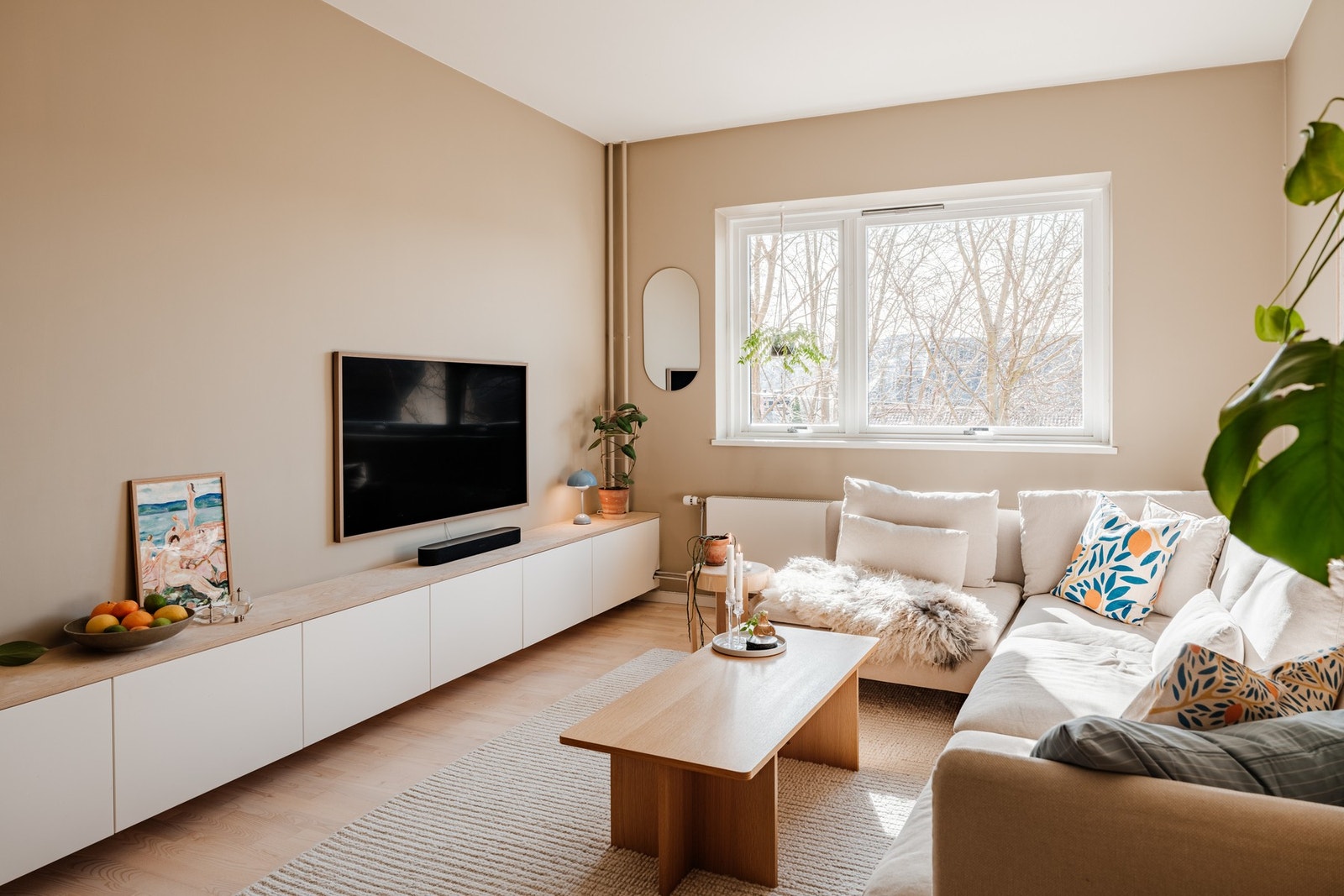 Boligen har en gjennomgående planløsning og ligger høyt og fritt Galleribilde