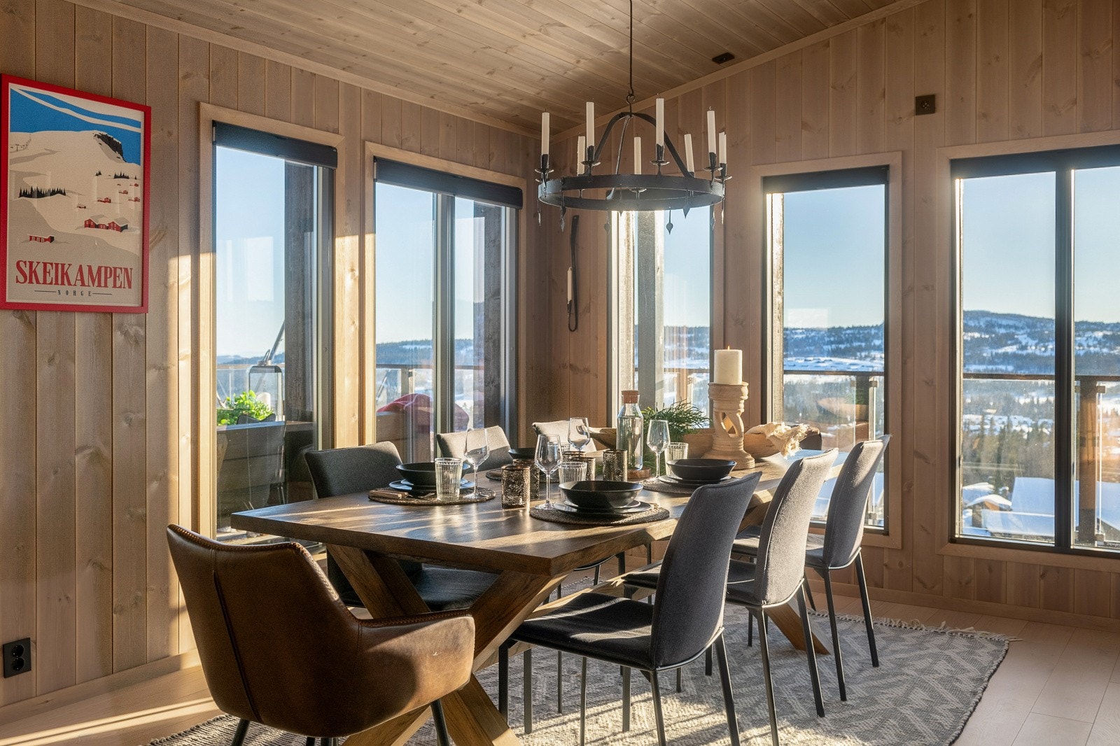 Fra spiseplassen kan man nyte både god mat og nydelig utsikt. Galleribilde