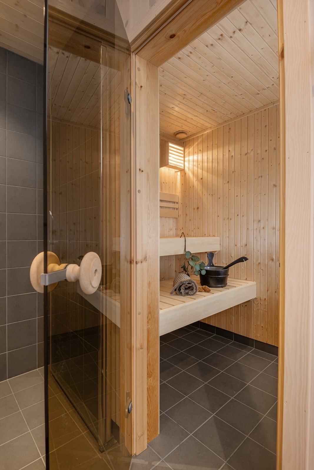 Badet i underetasjen har tilgang til en deilig badstue med plassbygd innredning og badstuovn. Galleribilde
