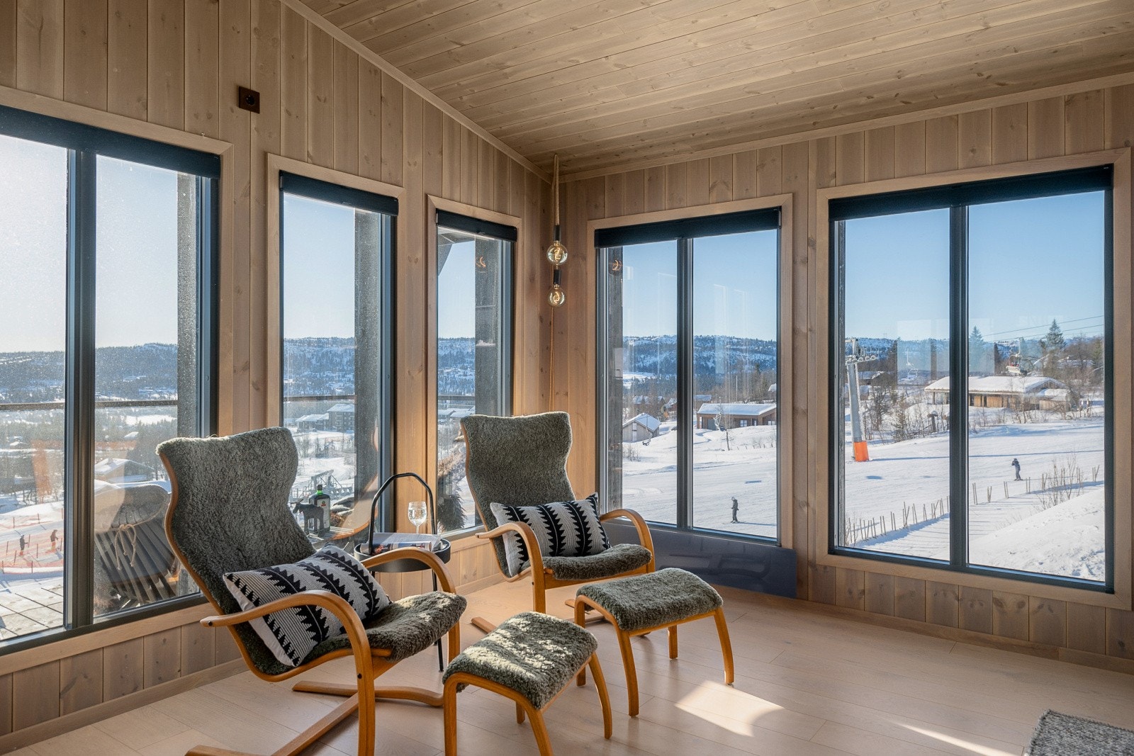 Fra stua har man fritt utsyn mot alpinbakken og fjellområdene rundt! Galleribilde