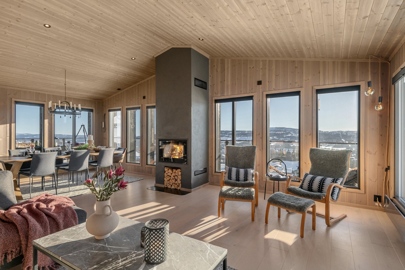 På kjølige dager skaper den moderne peisen den rette hyttekosen. Galleribilde