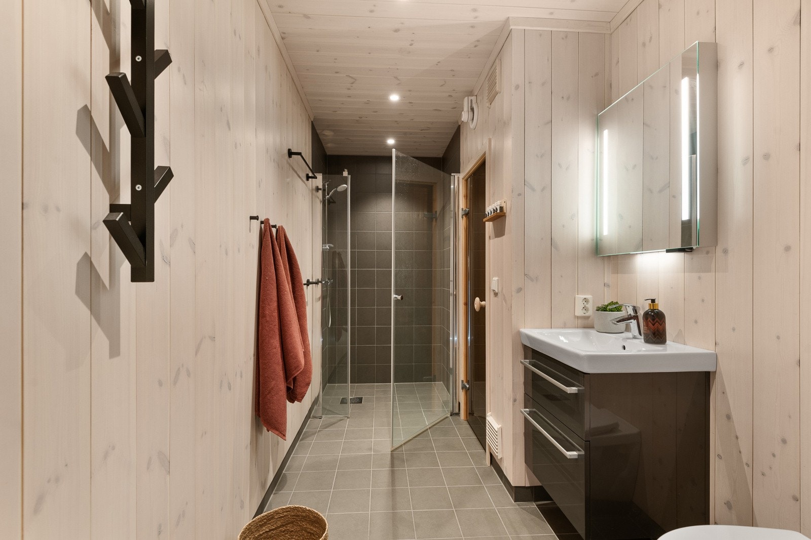 Badet i underetasjen har tilgang til en deilig badstue med plassbygd innredning og badstuovn. Galleribilde