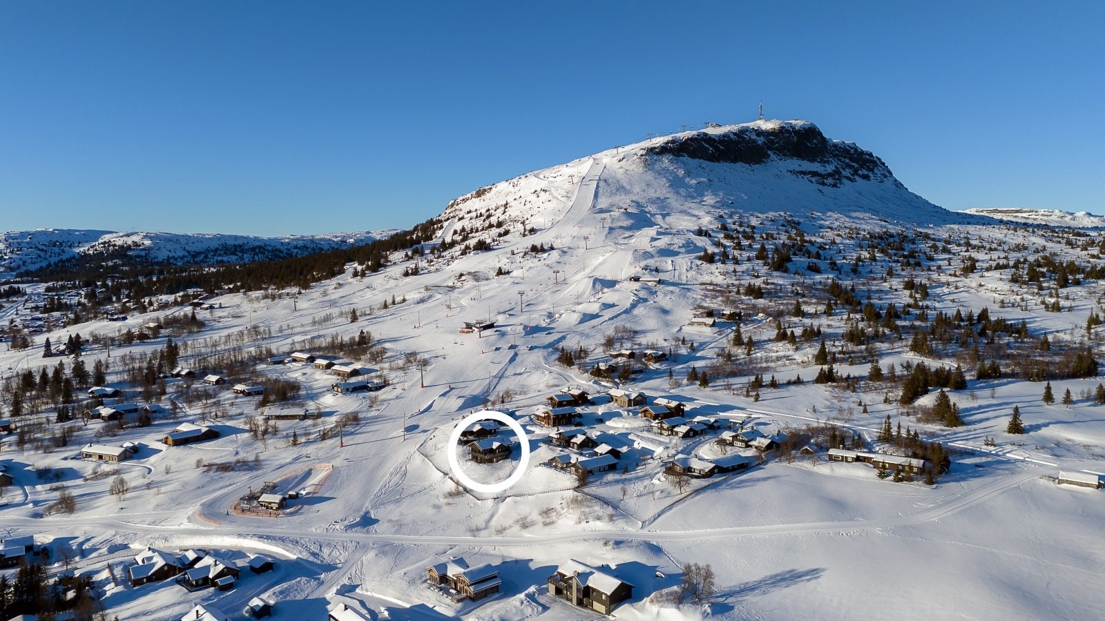 Eiet tomt på 943,5 kvm helt inntil alpinbakken på Skeikampen. Tomten har fantastisk utsikt over alpinbakken og omkringliggende landskap samt meget gode solforhold. Galleribilde