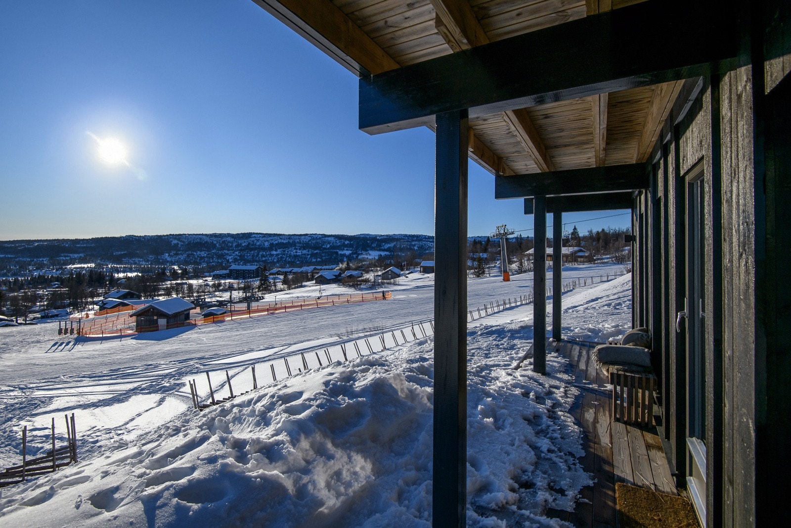 Solrik uteplass i underetasjen. Galleribilde