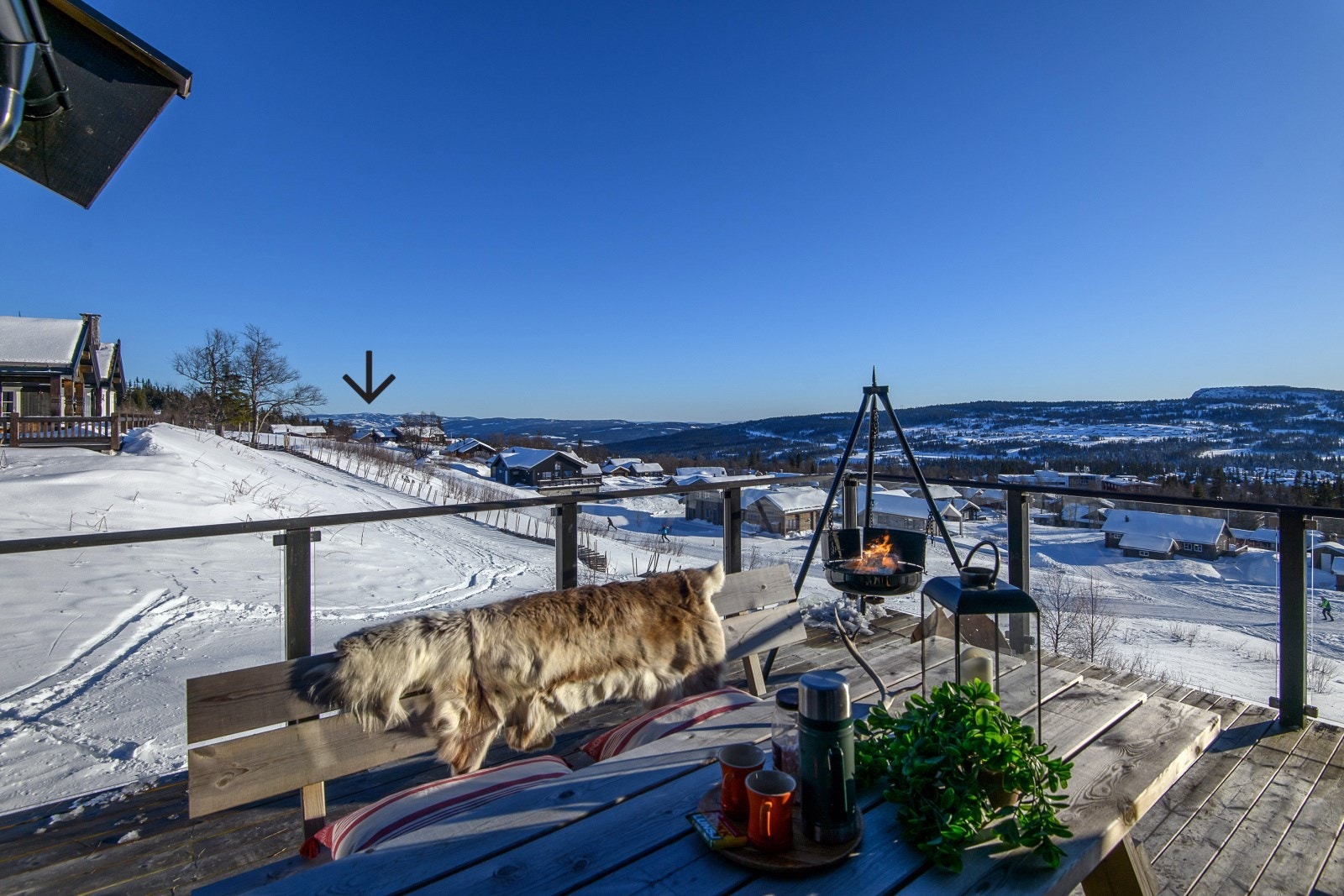 Utsikt mot blant annet Hafjell (se marking på bilde) og omkringliggende fjellandskap. Galleribilde