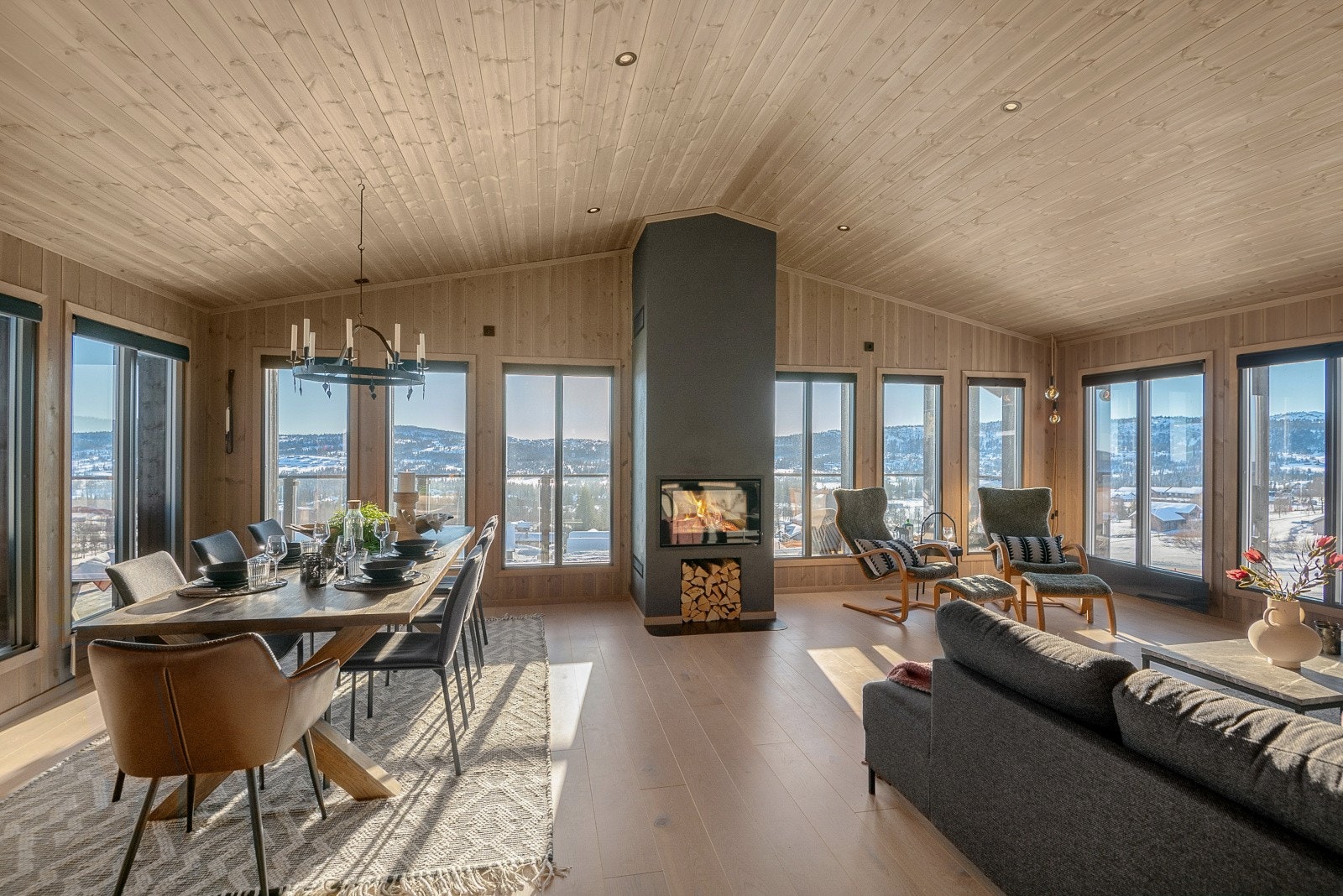 Toftsetervegen 76 er en moderne og tiltalende hytte fra Blåne Hytter, oppført i 2020. Galleribilde