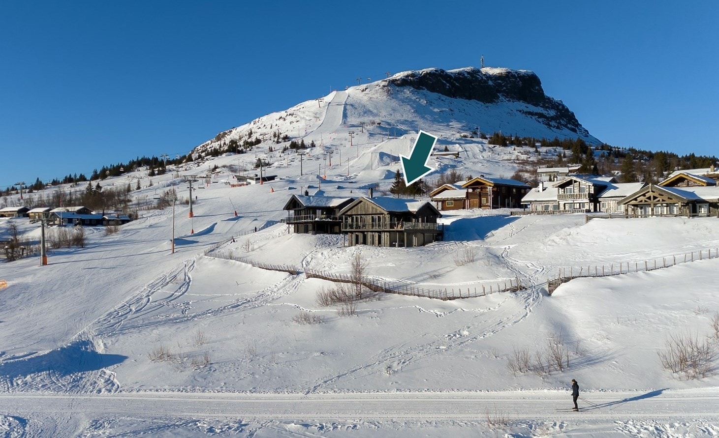 Fra hytta har man direkte ski inn/ut alpinanlegget, som ligger rett utenfor tomtegrensen. Det er velpreparerte langrennsløyper rett nedenfor eiendommen. Galleribilde
