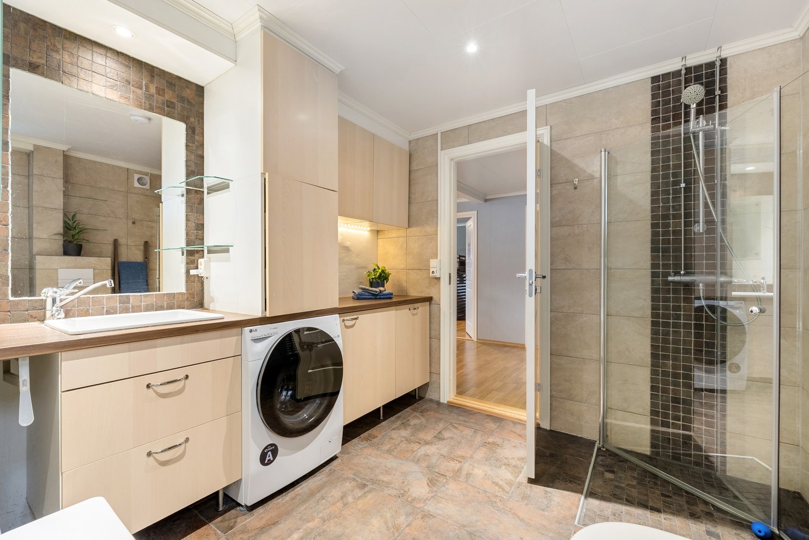 Pent bad i første etasje på 5,8 kvm utstyrt med opplegg for vaskemaskin. Galleribilde