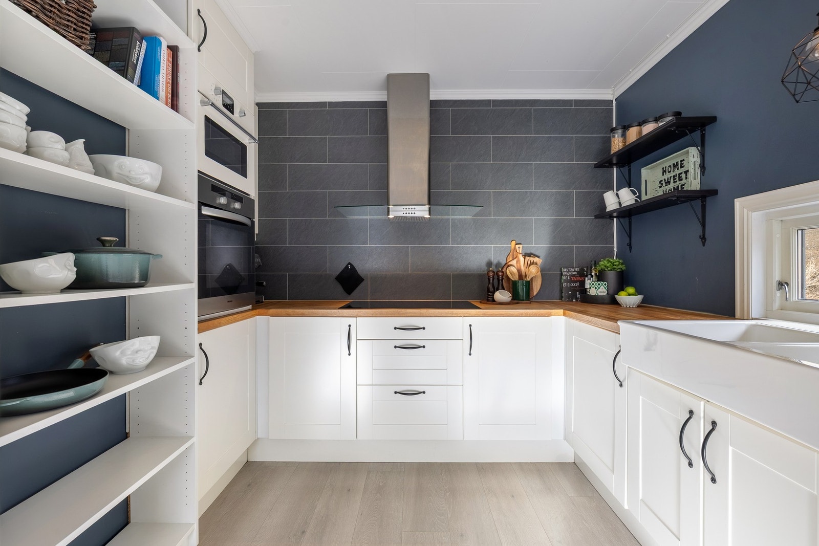 Kjøkkenet er innredet med mekanisk avtrekksvifte over stekesonen. Galleribilde