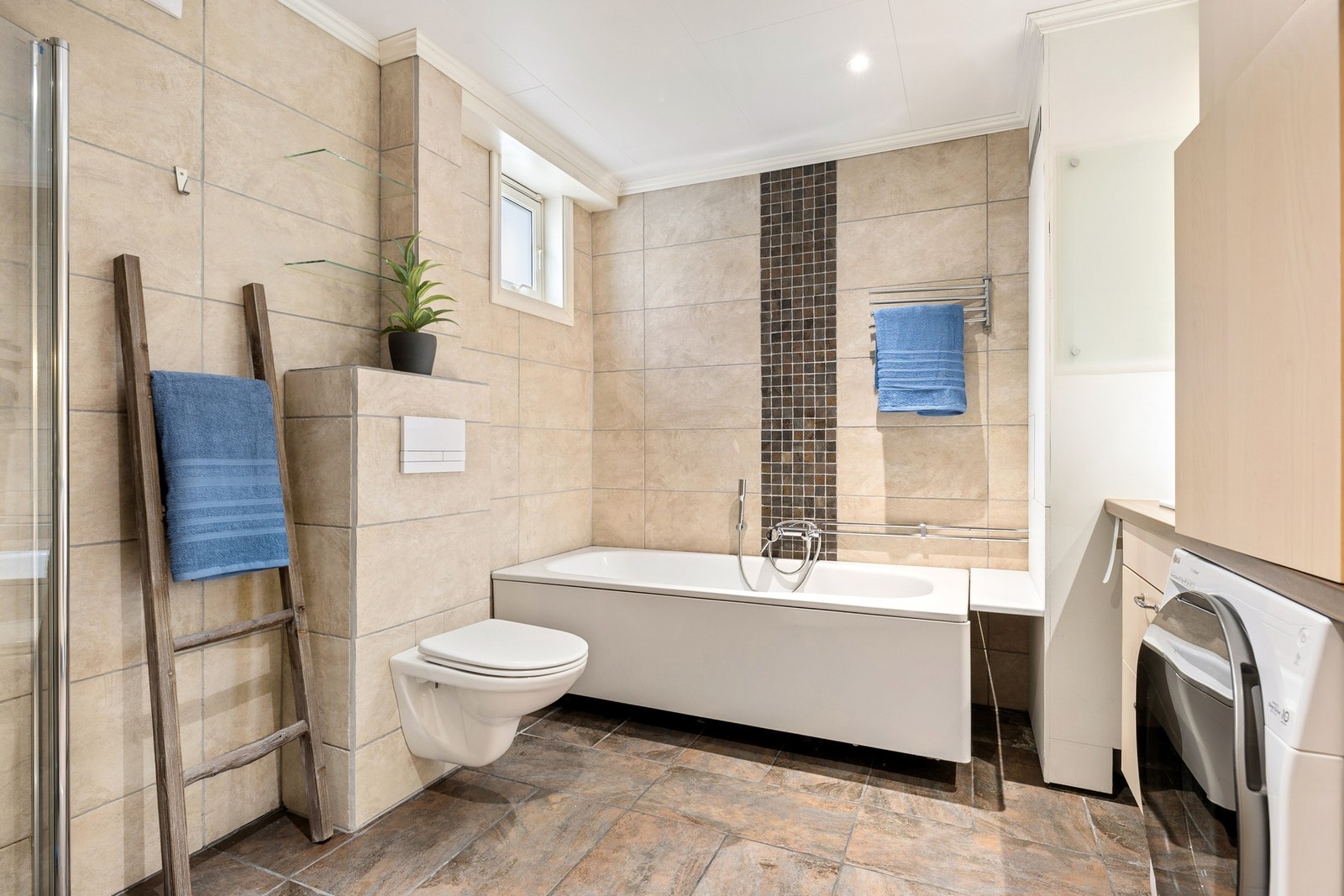 Badet er også utstyrt med badekar. Galleribilde