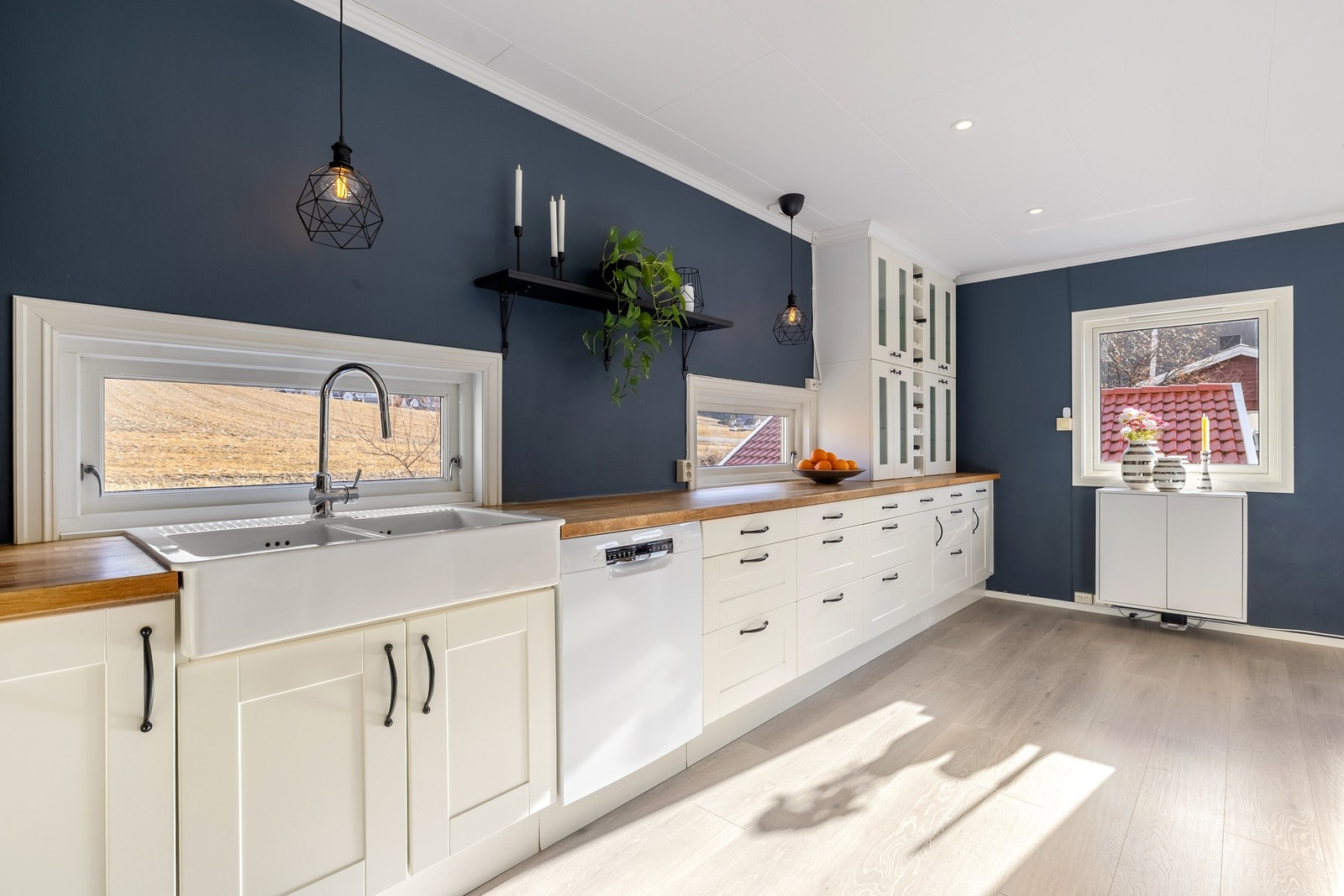 Pent klassisk kjøkken med hvite fronter. Galleribilde