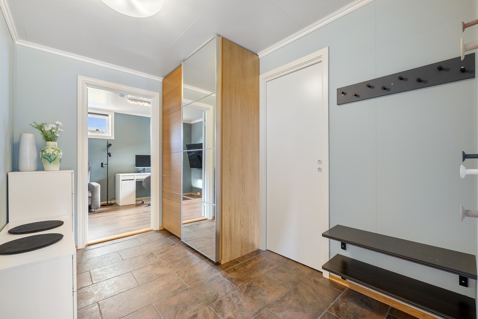 Skyvedørsgarderobe til oppbevaring. Galleribilde