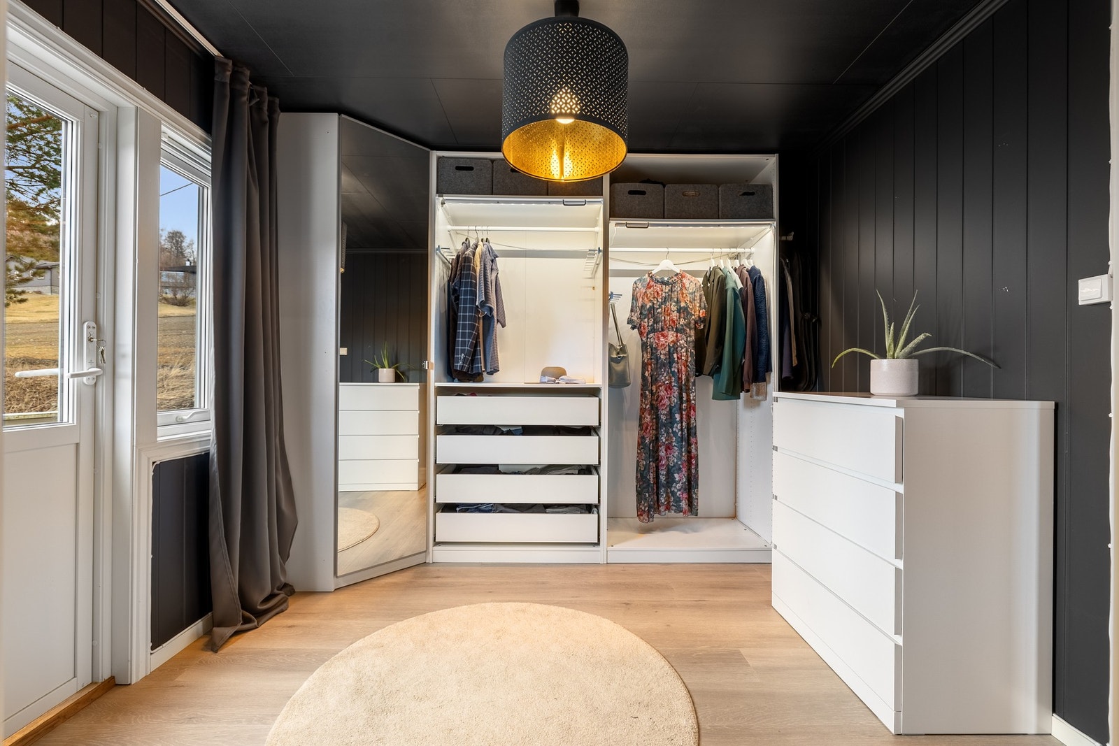 Soverom på 8,7 kvm utstyrt med utgang til veranda. Galleribilde