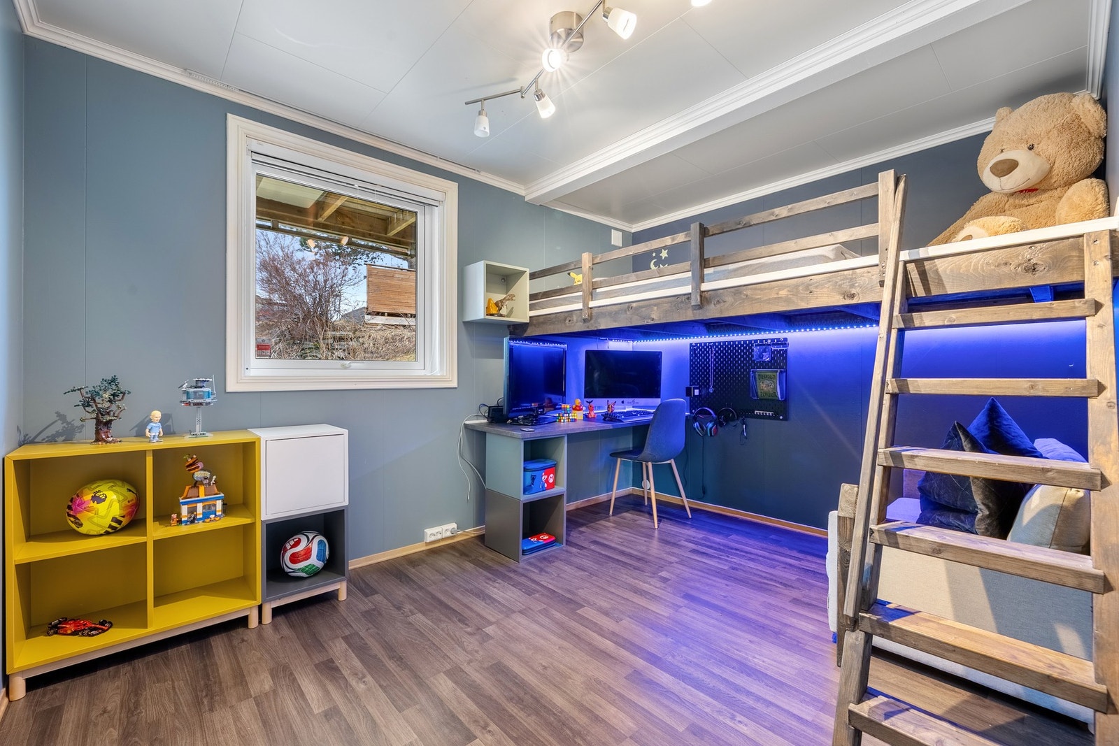 Soverom utstyrt med plassbygd høyseng. Galleribilde