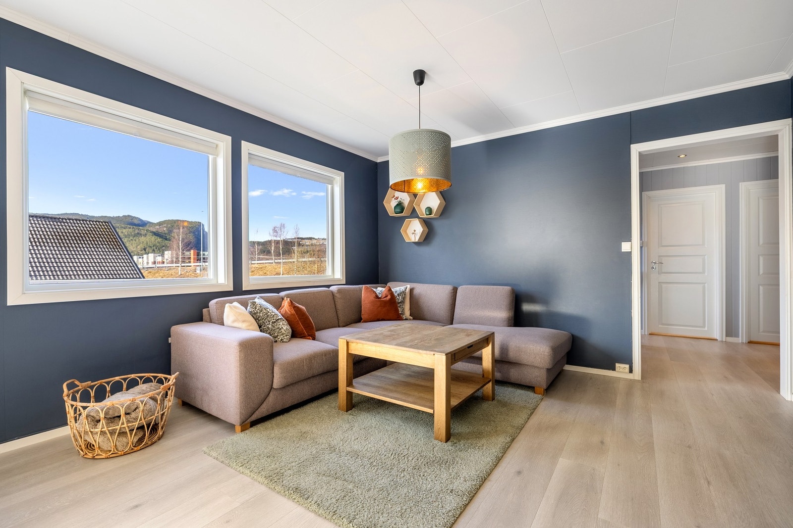 Lys og romslig stue på 30,5 kvm. Galleribilde