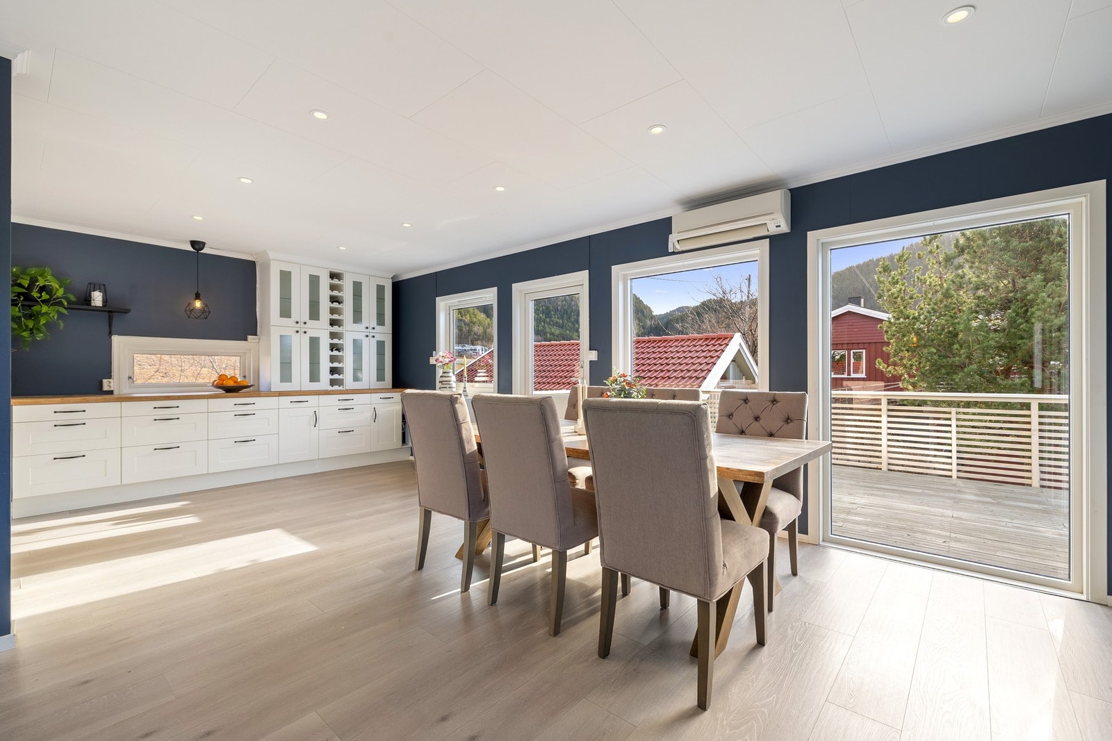 Rikelig med rom til stort spisebord. Galleribilde