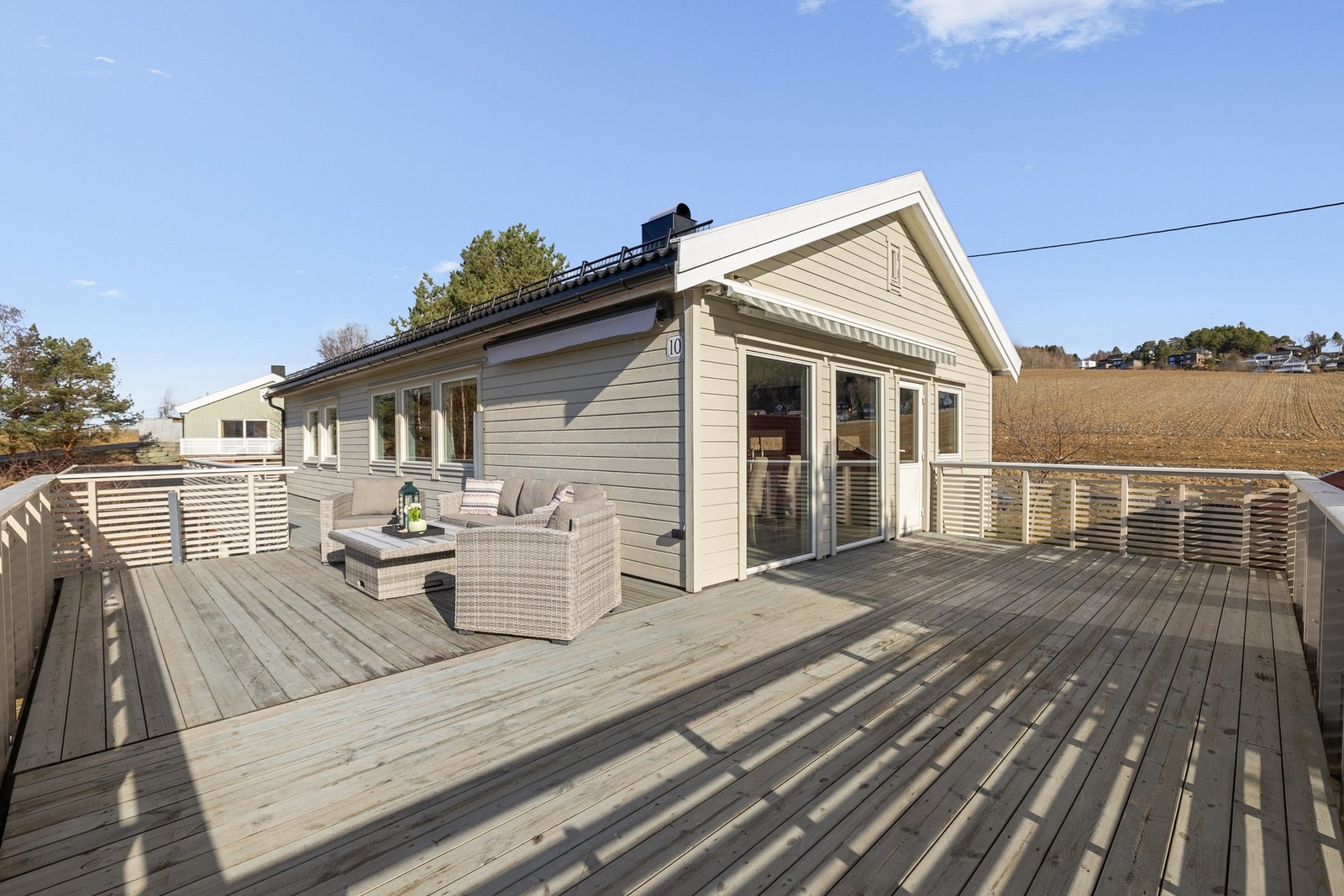 Romslig veranda på 75 kvm. Galleribilde