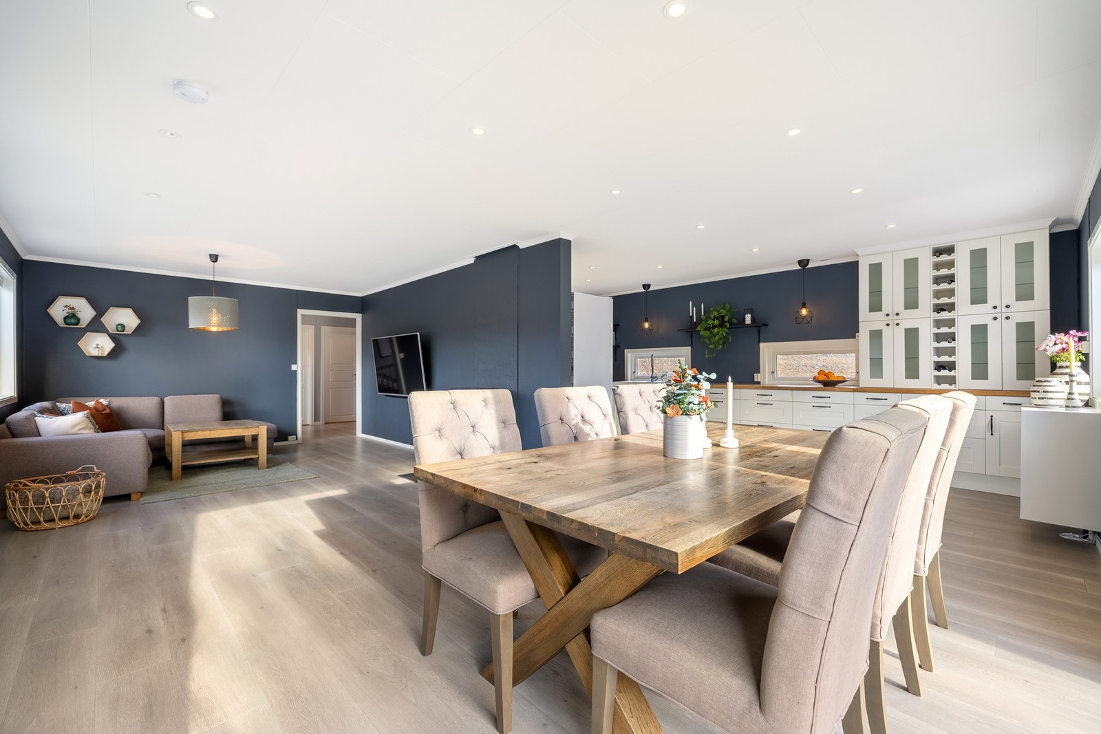 Rommet preges av stilrene og moderne fargevalg. Galleribilde