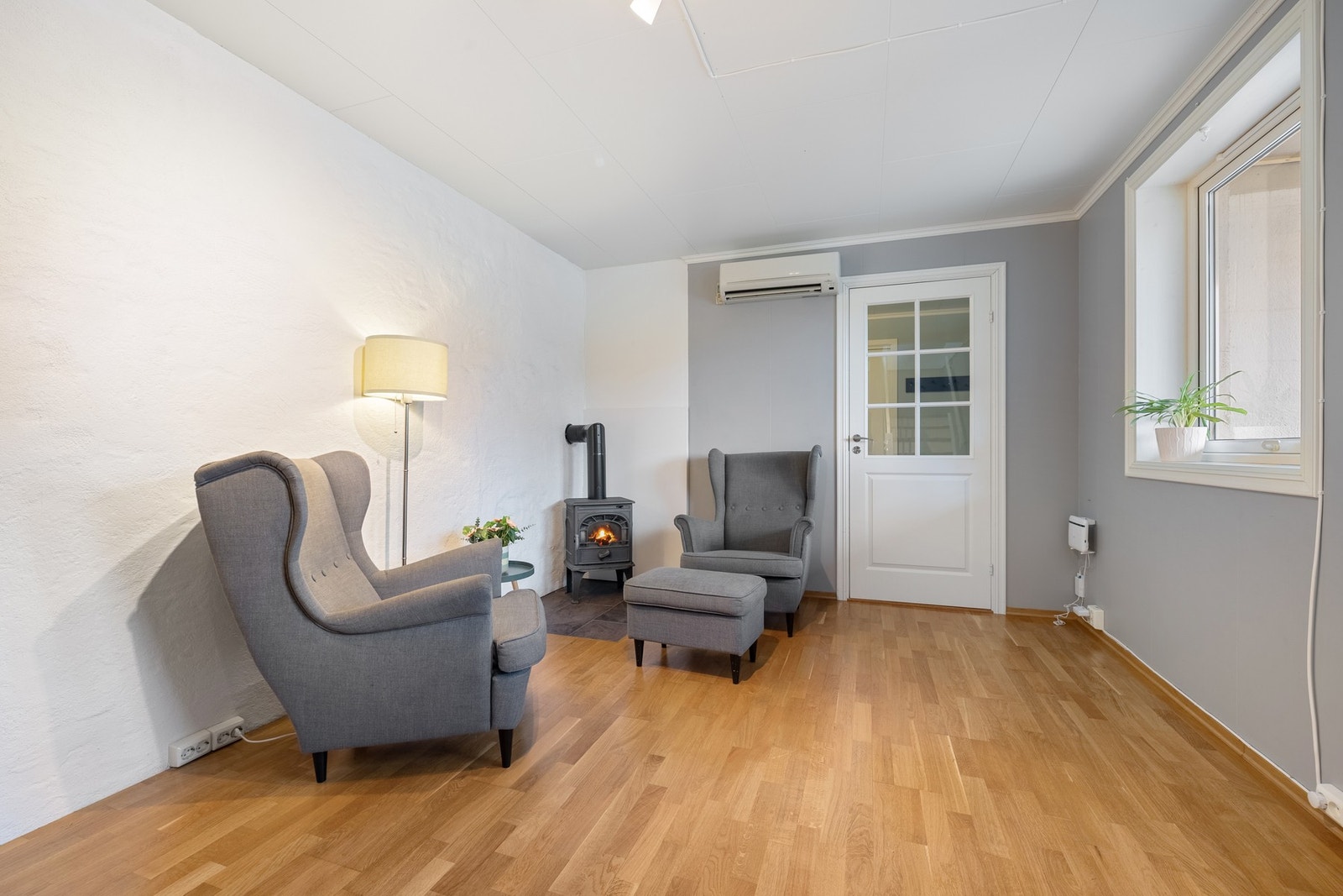 Kjellerstuen er utstyrt med vedovn og varmepumpe. Galleribilde