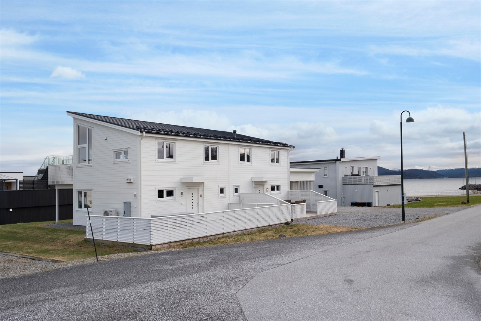 Fasade - til høyre i bildet kan man skimte badestrand Galleribilde