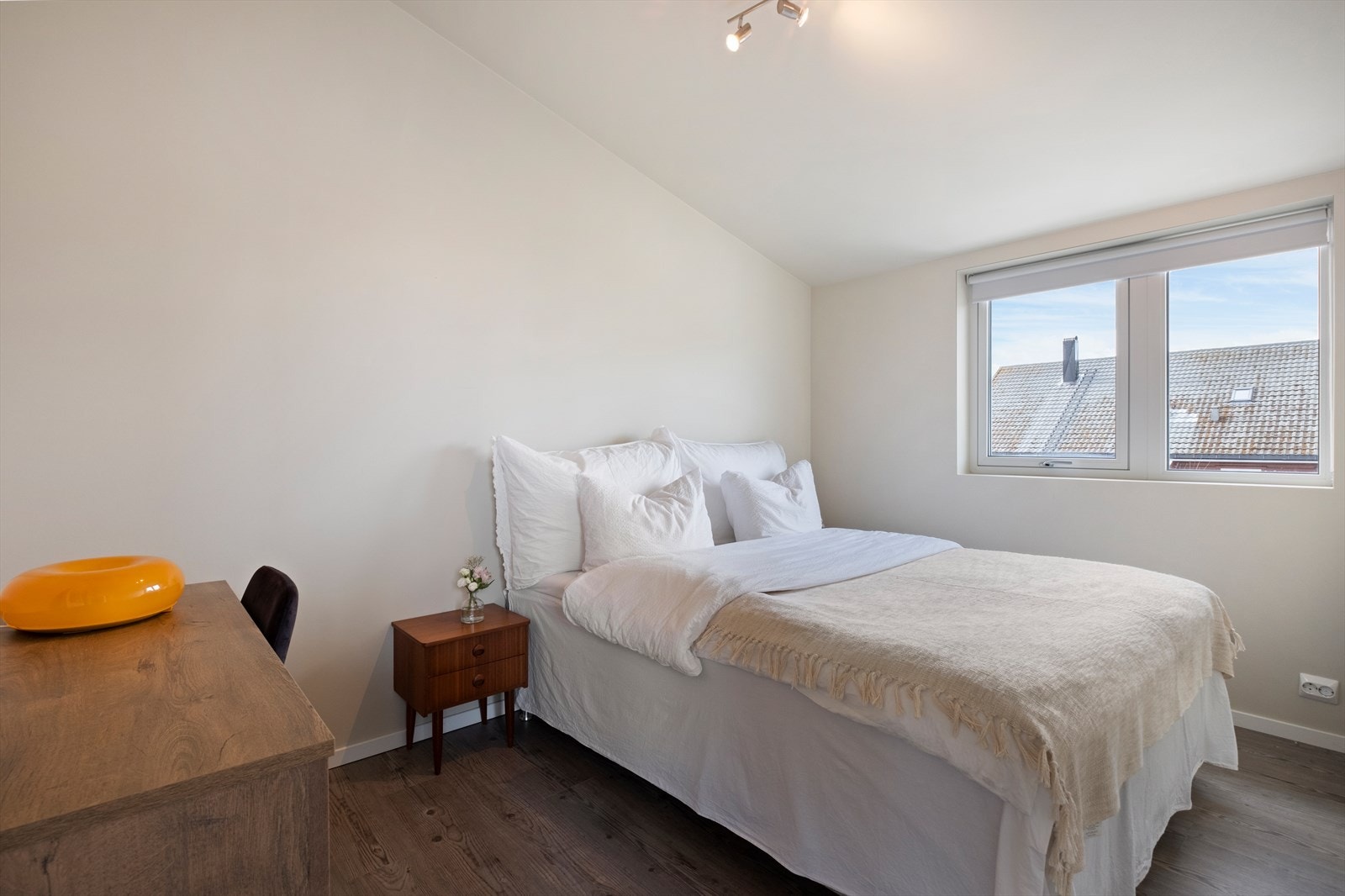 Boligen har totalt 3 soverom - her fra soverommet i denne etasjen Galleribilde