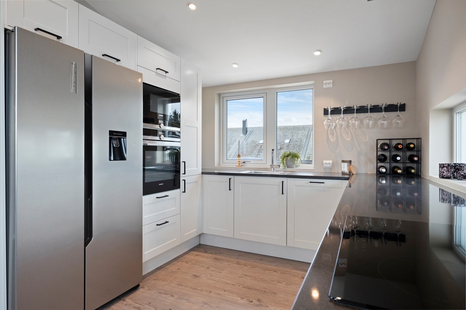 Ovner er praktisk plassert i høyden - romslig side-by-side kjøleskap Galleribilde