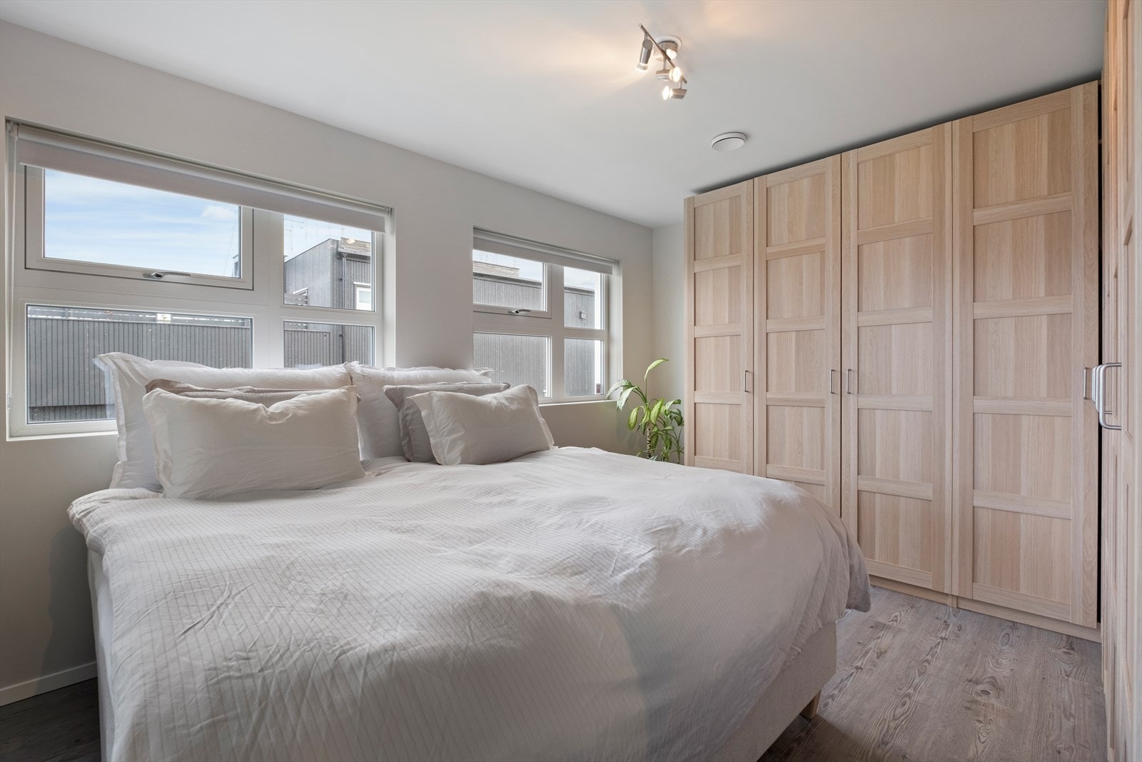 Denne etasjen har 2 soverom - her fra hovedsoverom som er romslig Galleribilde