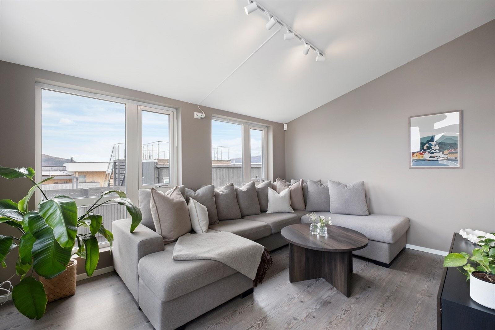 Listefrie overganger mellom vegg og himling og ingen lister rundt vinduer gir boligen et moderne uttrykk Galleribilde